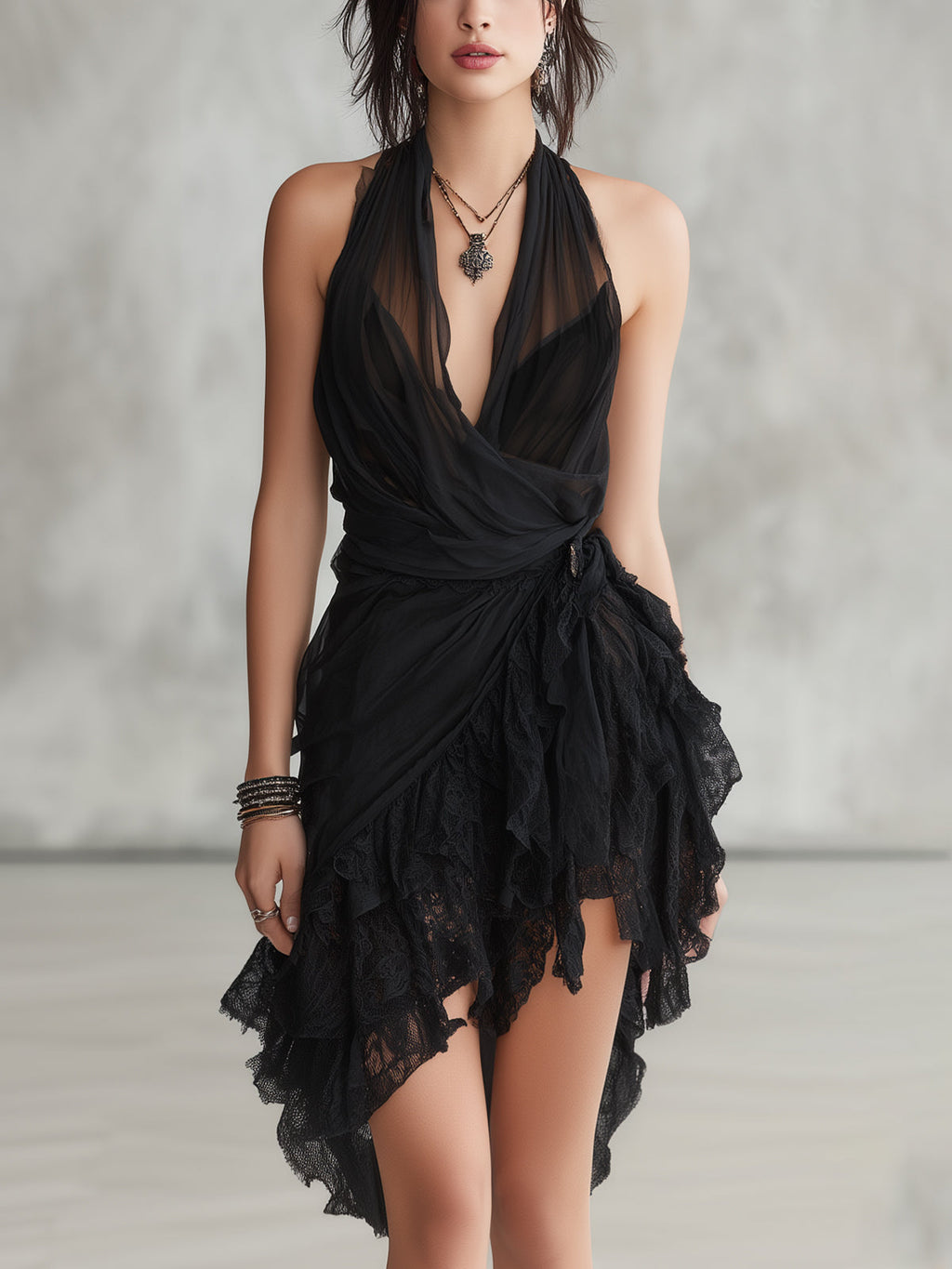 Mini-robe noire en dentelle avec décolleté dos nu et volants