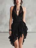 Mini-robe noire en dentelle avec décolleté dos nu et volants
