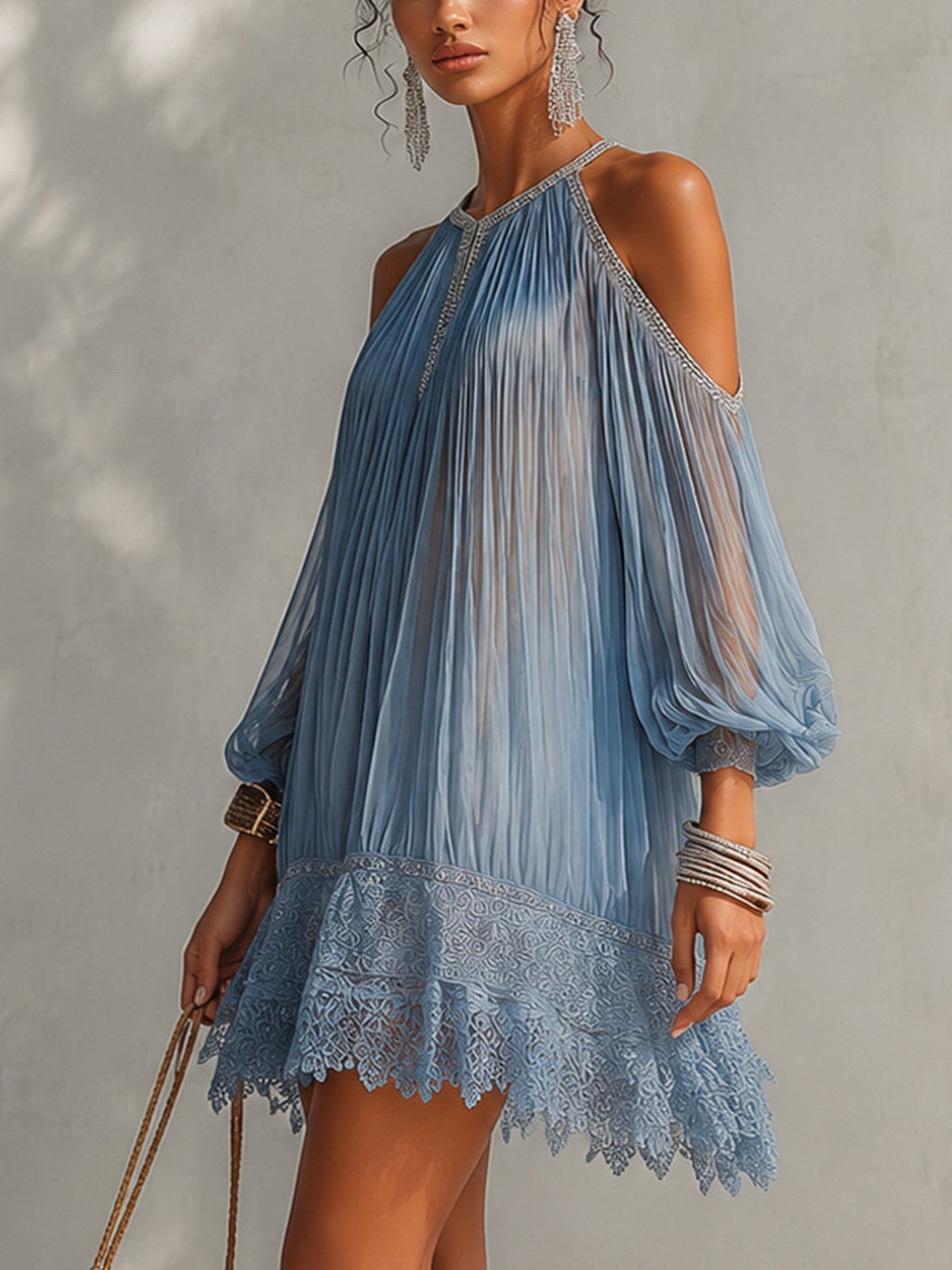 Celeste | Mini-robe bleue à épaules dénudées, froncée et ourlet en dentelle