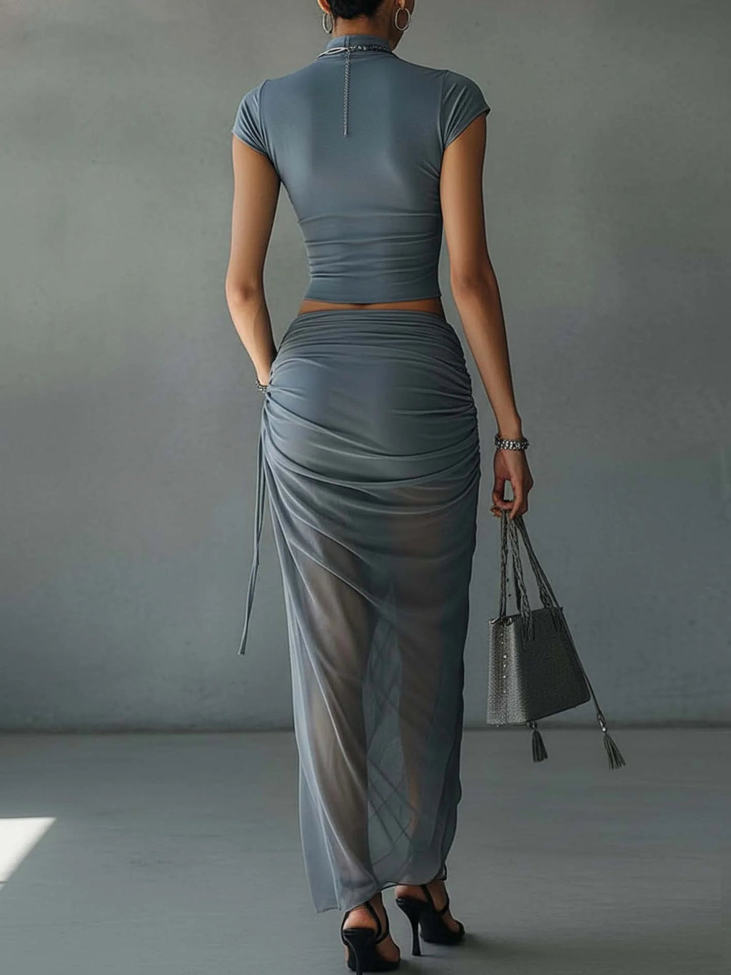 Ensemble bleu composé d’un T-shirt et d’une jupe en résille