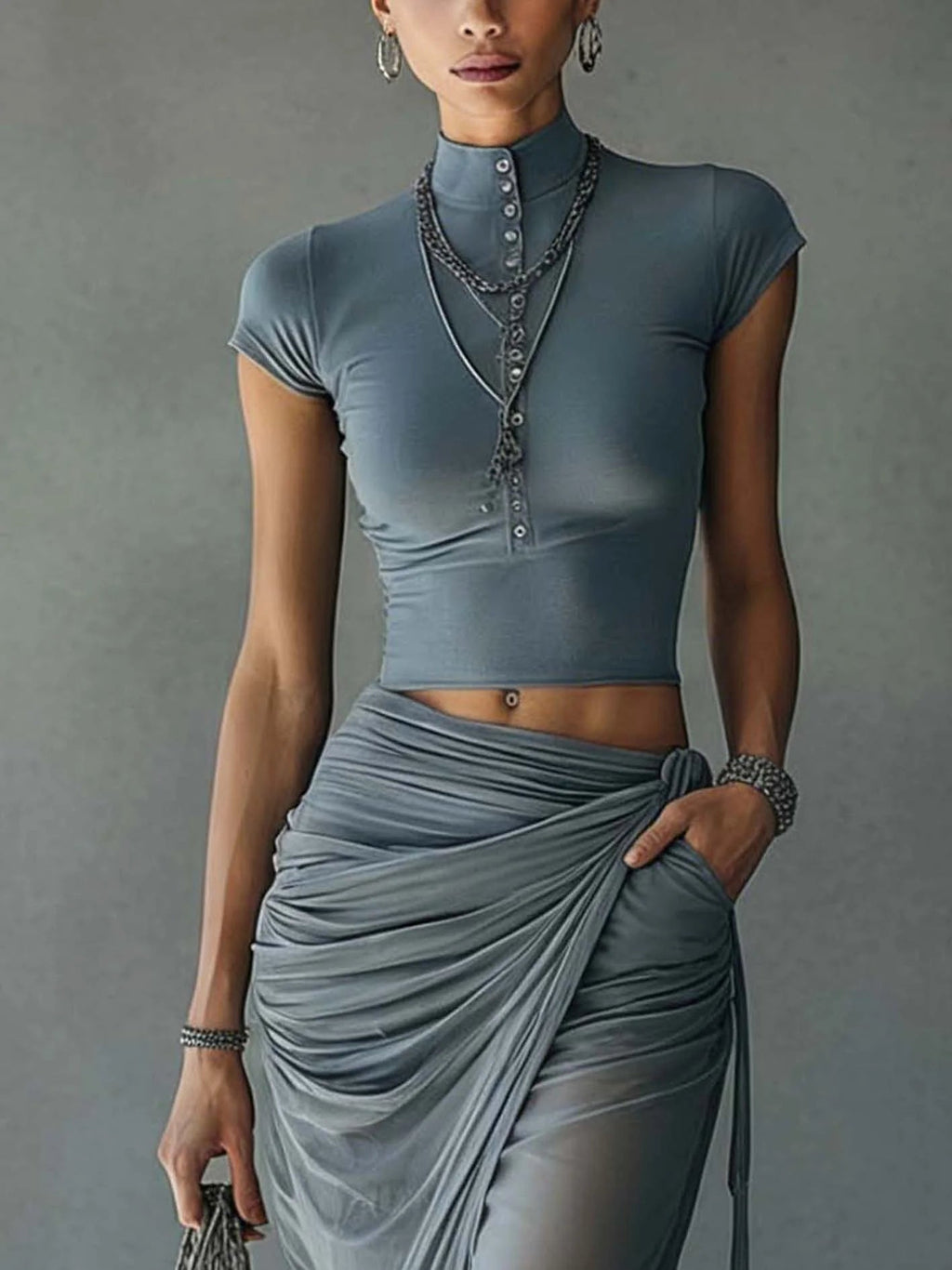 Ensemble bleu composé d’un T-shirt et d’une jupe en résille