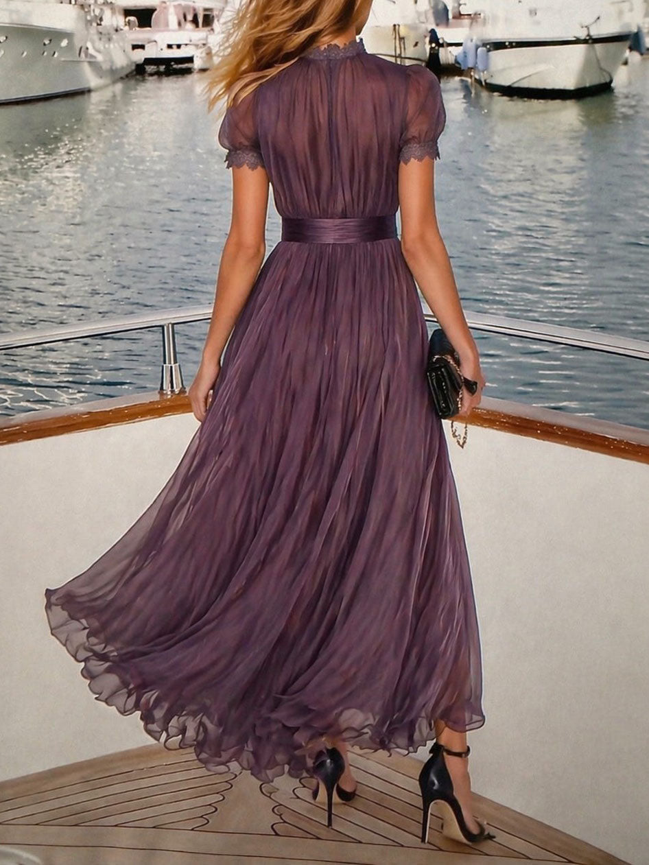 Robe longue violette en mousseline à col goutte et bordures en dentelle