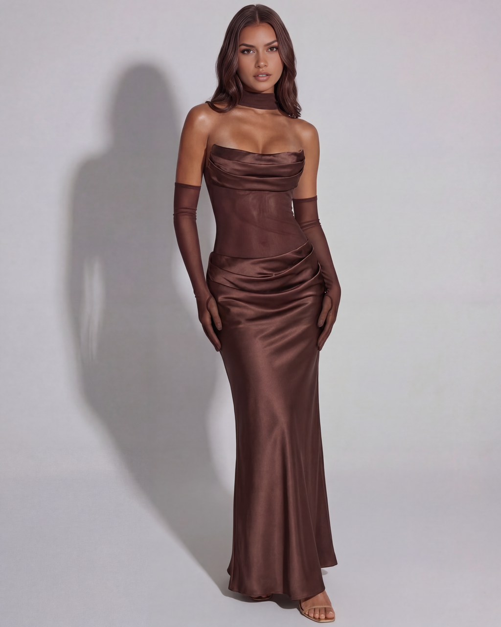 Robe longue satinée à décolleté drapé