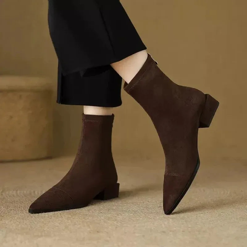 Delfina - Bottines en daim à bout pointu et petit talon