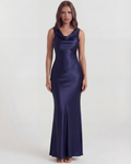 Robe longue satinée à décolleté drapé