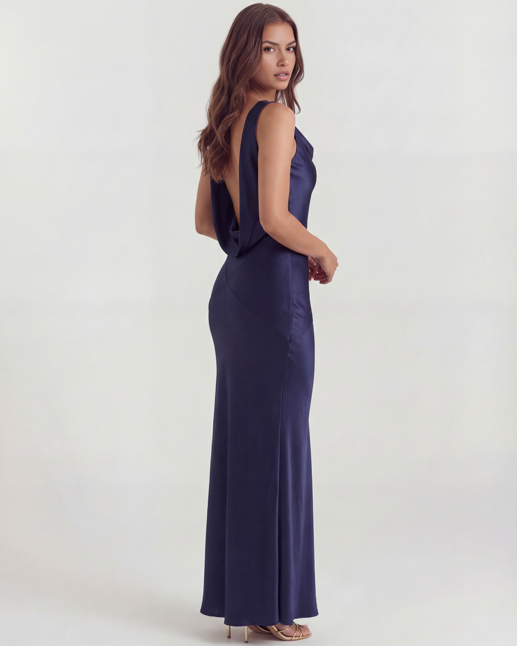 Robe longue satinée à décolleté drapé