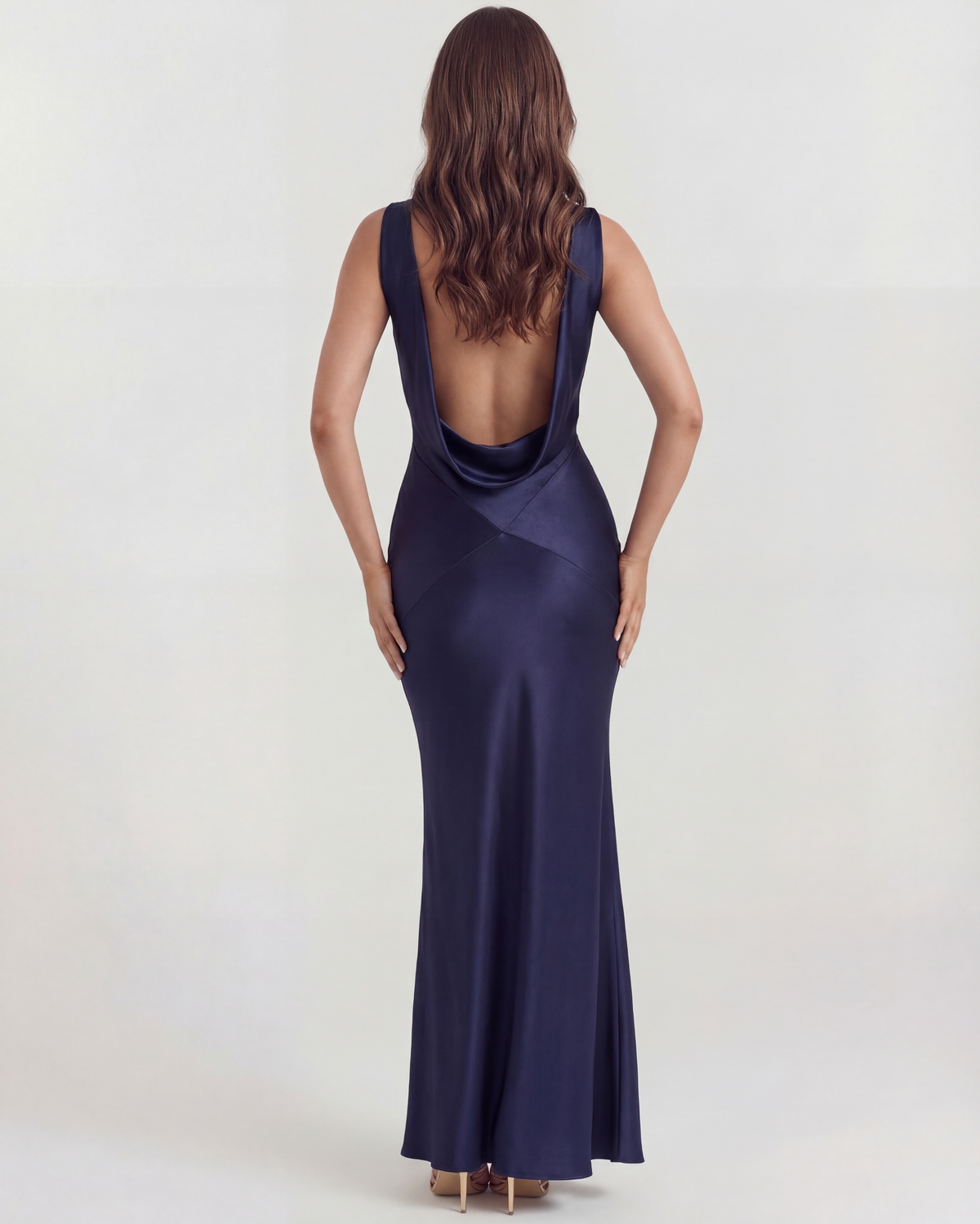 Robe longue satinée à décolleté drapé