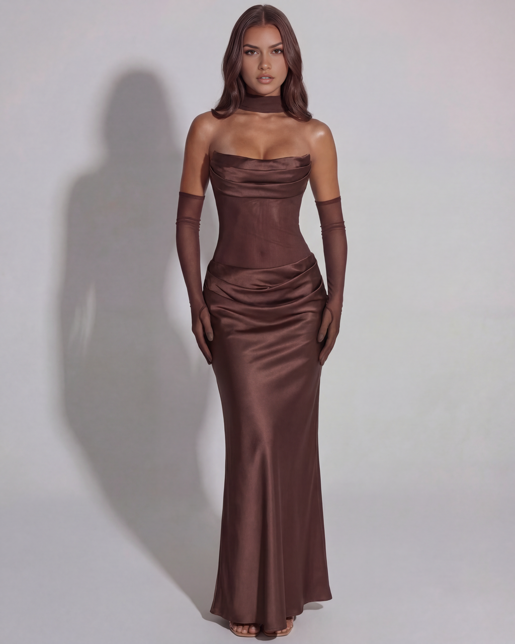 Robe longue satinée à décolleté drapé