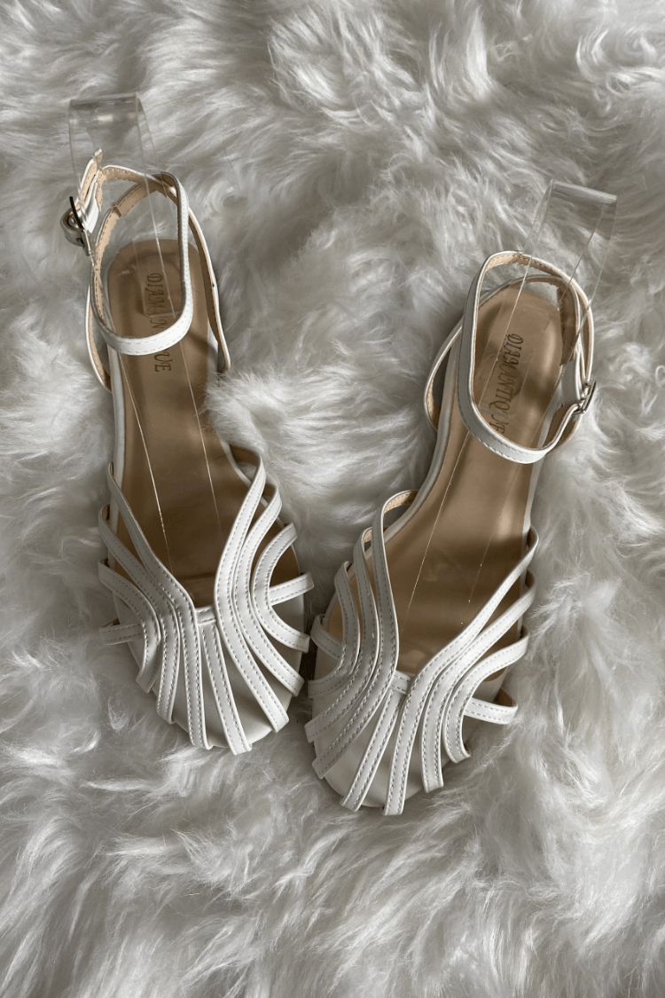 Vittoria | Goldene Sandalen mit Schmuckdetails