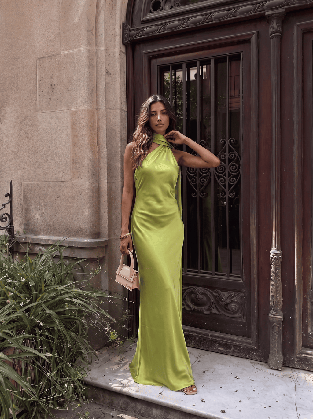 Robe longue satinée à col dos nu verte