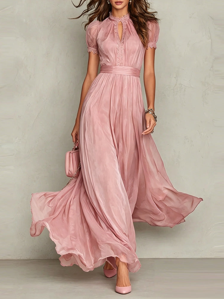 Robe longue violette en mousseline à col goutte et bordures en dentelle