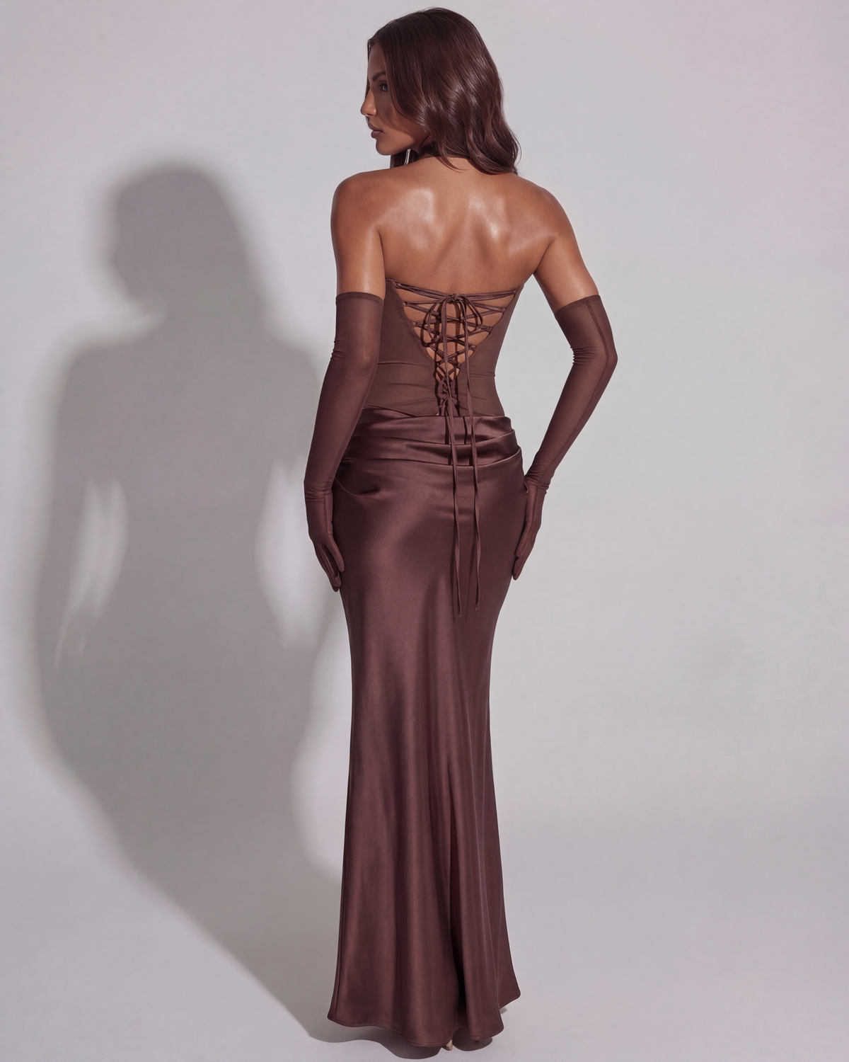 Robe longue satinée à décolleté drapé