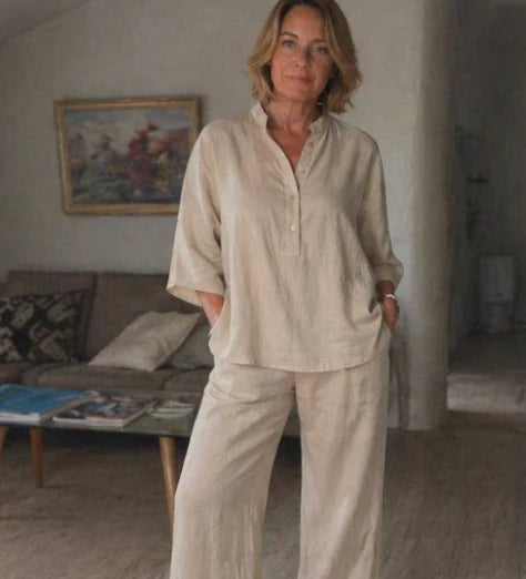 Ensemble en lin avec manches chauve-souris et pantalon large.