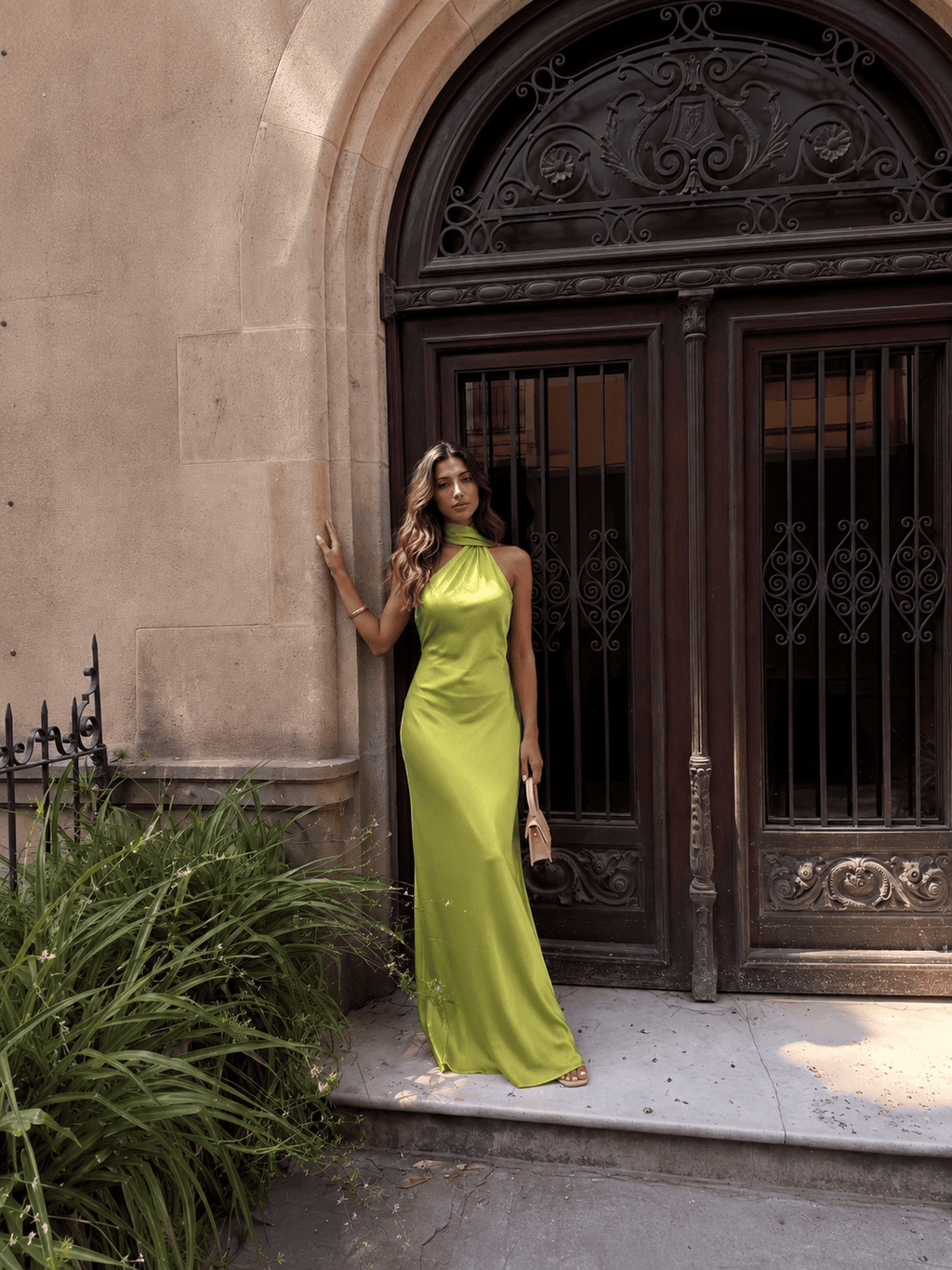 Robe longue satinée à col dos nu verte