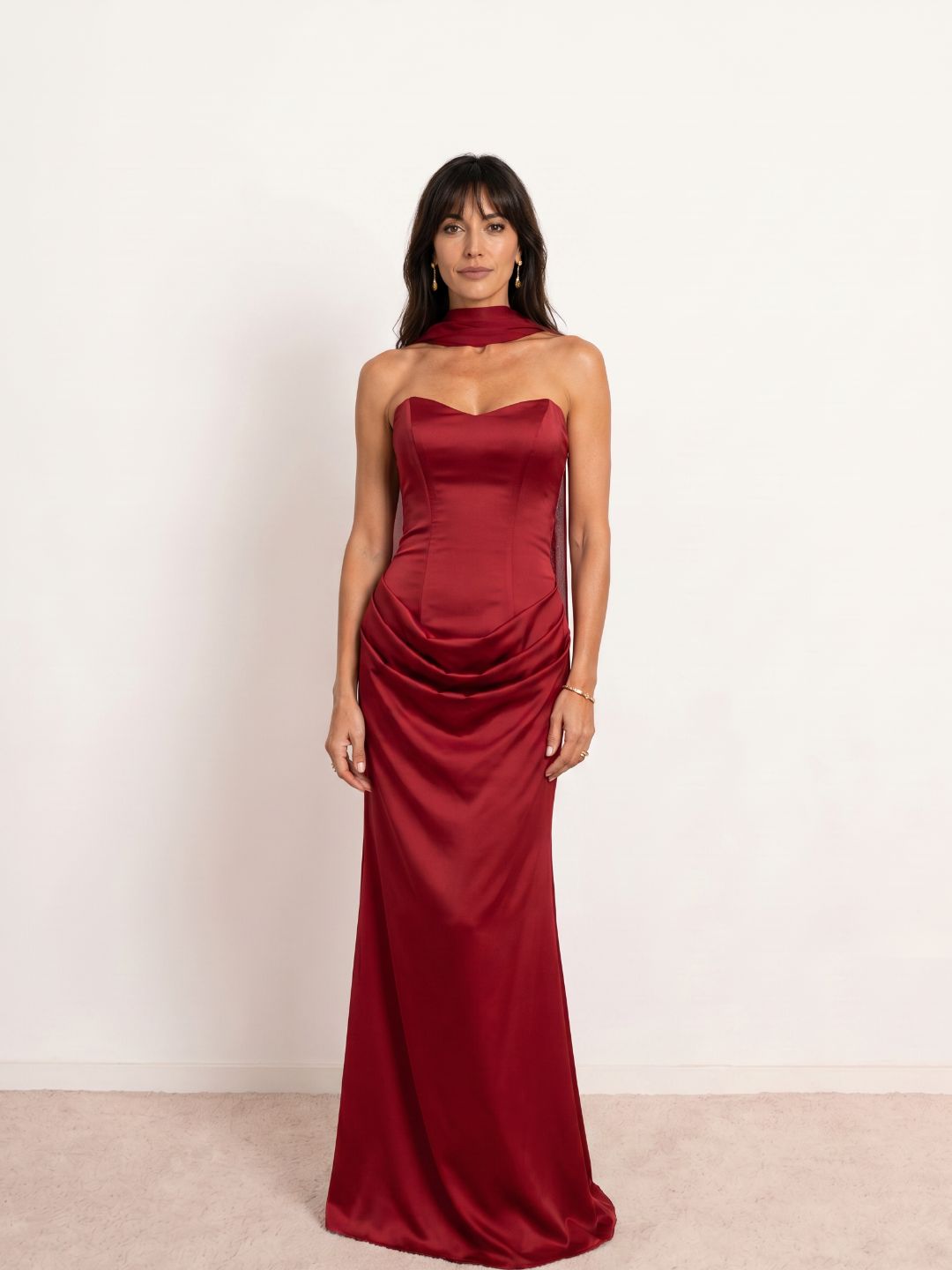 Robe satinée drapée à décolleté cœur