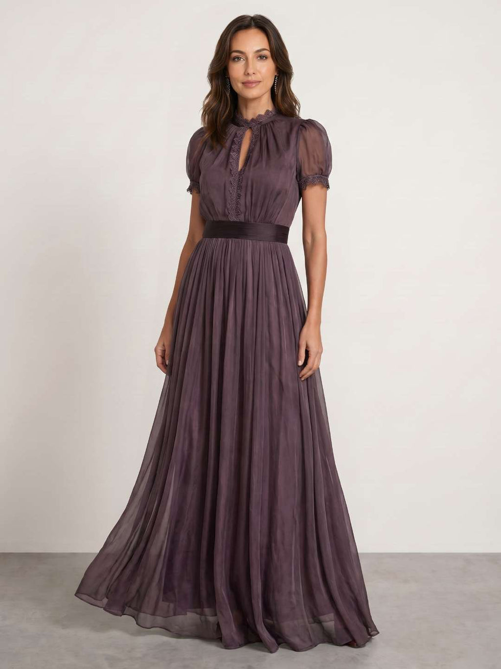 Robe fluide à col en dentelle