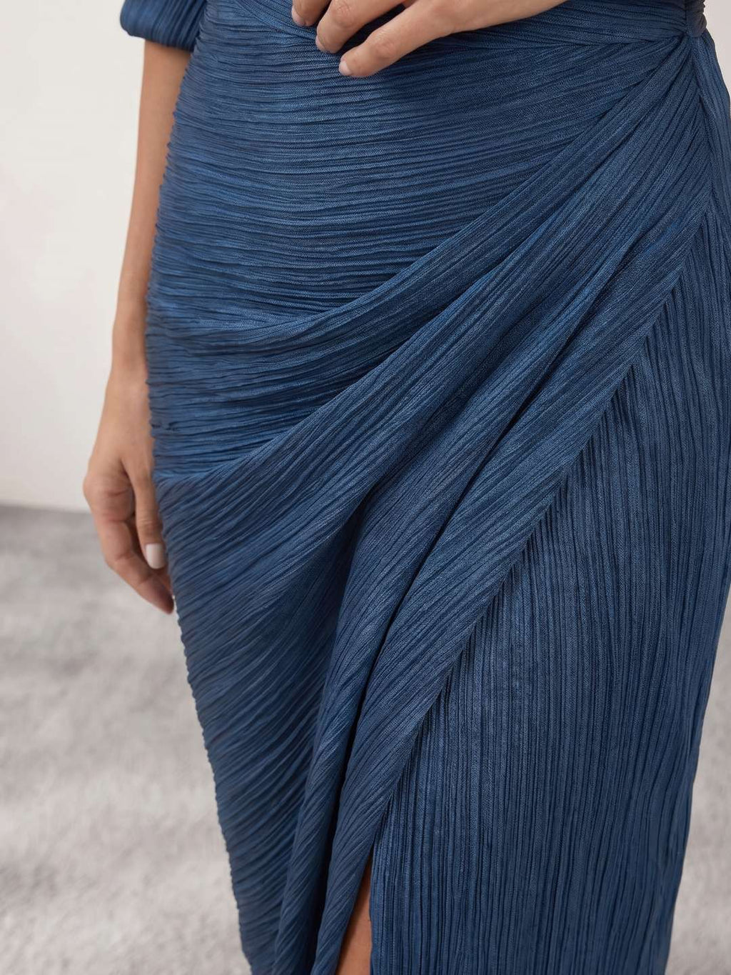 Robe-chemise plissée avec fente