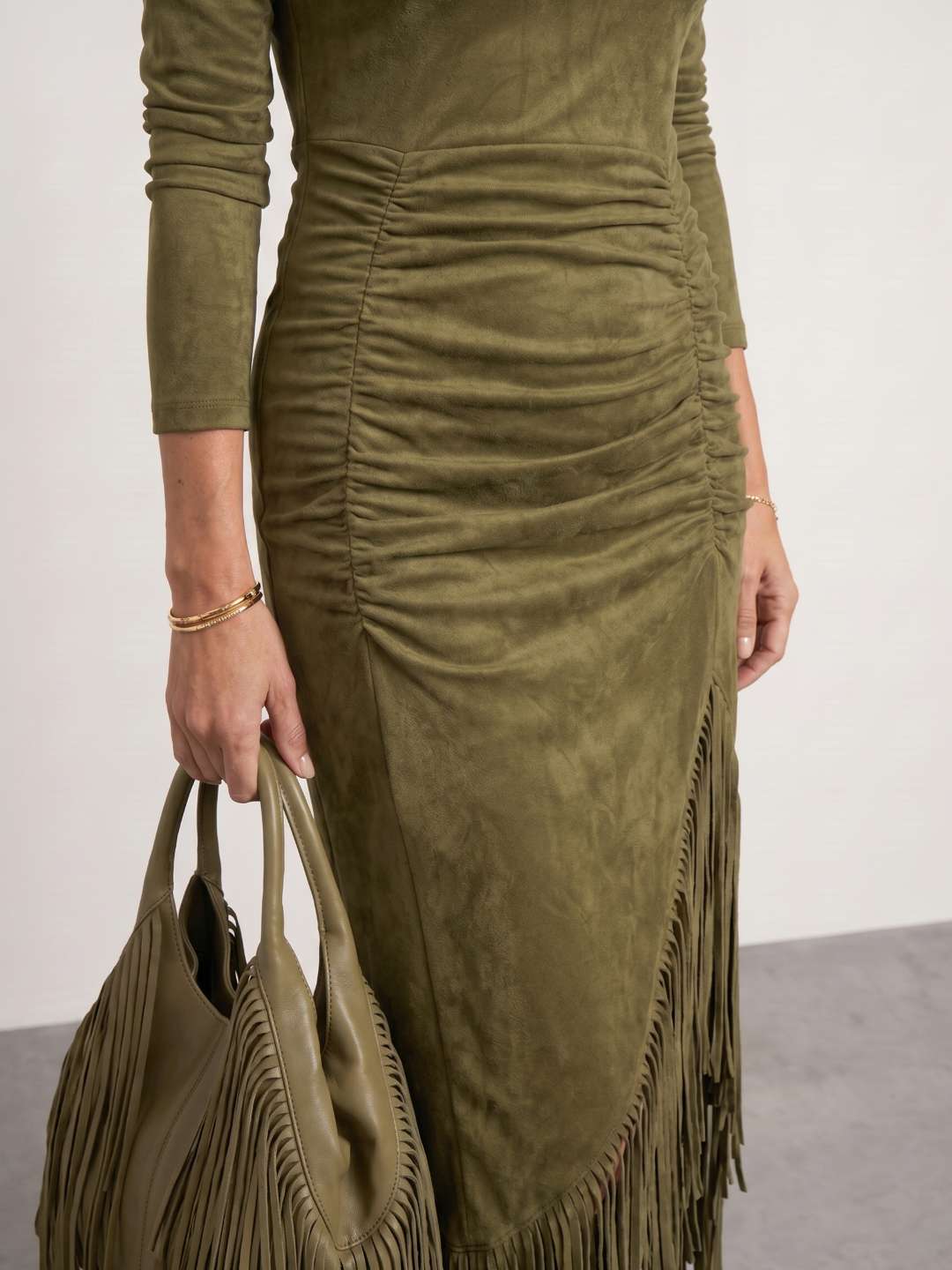 Robe à col montant drapé avec franges