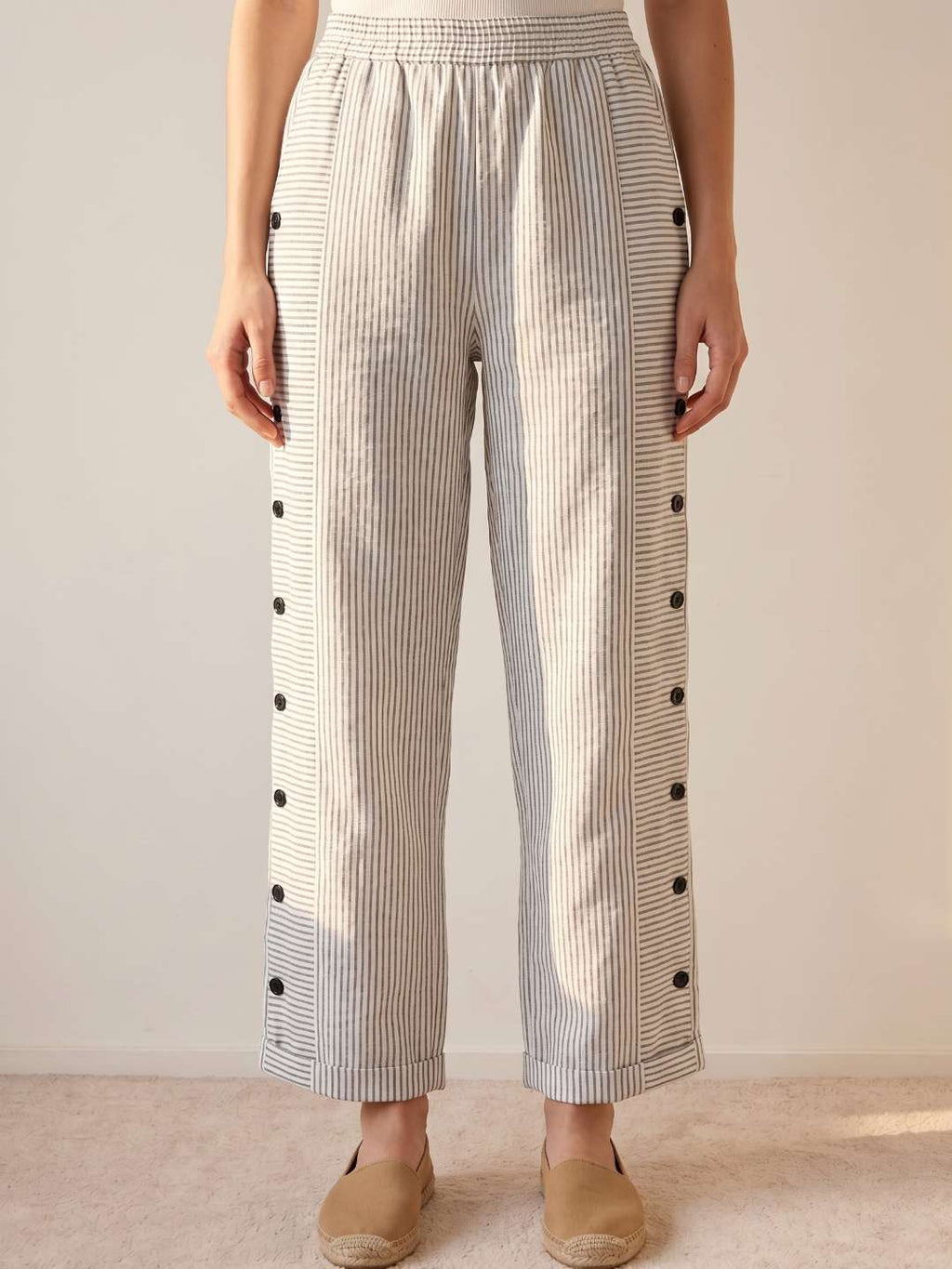 Pantalon droit à rayures avec boutons latéraux
