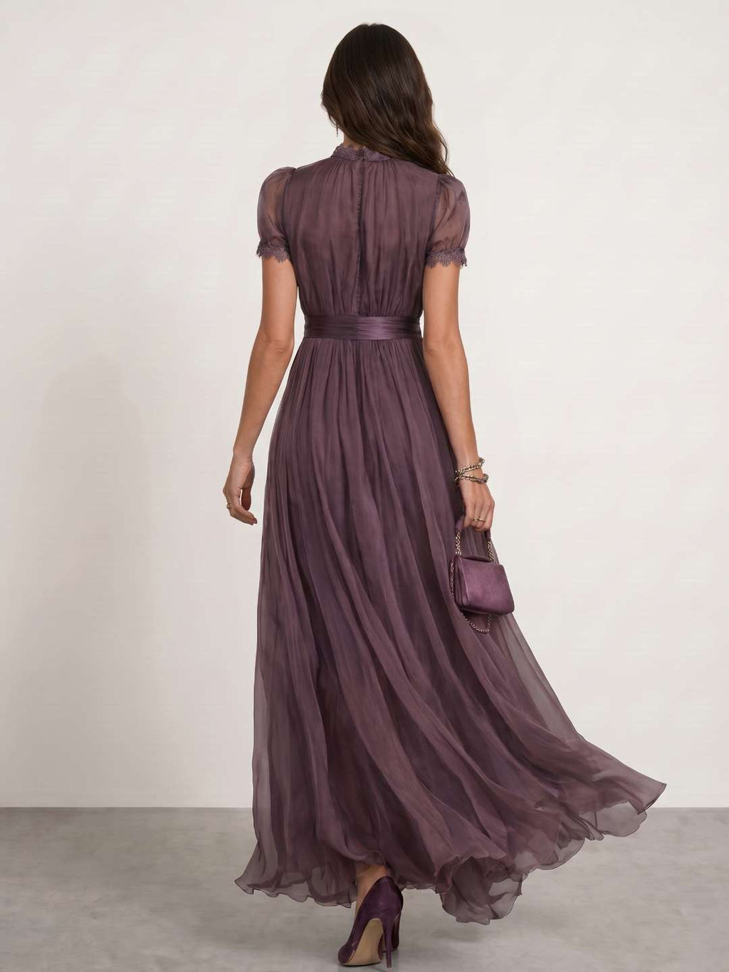 Robe fluide à col en dentelle