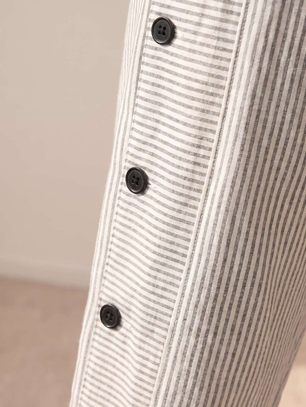 Pantalon droit à rayures avec boutons latéraux