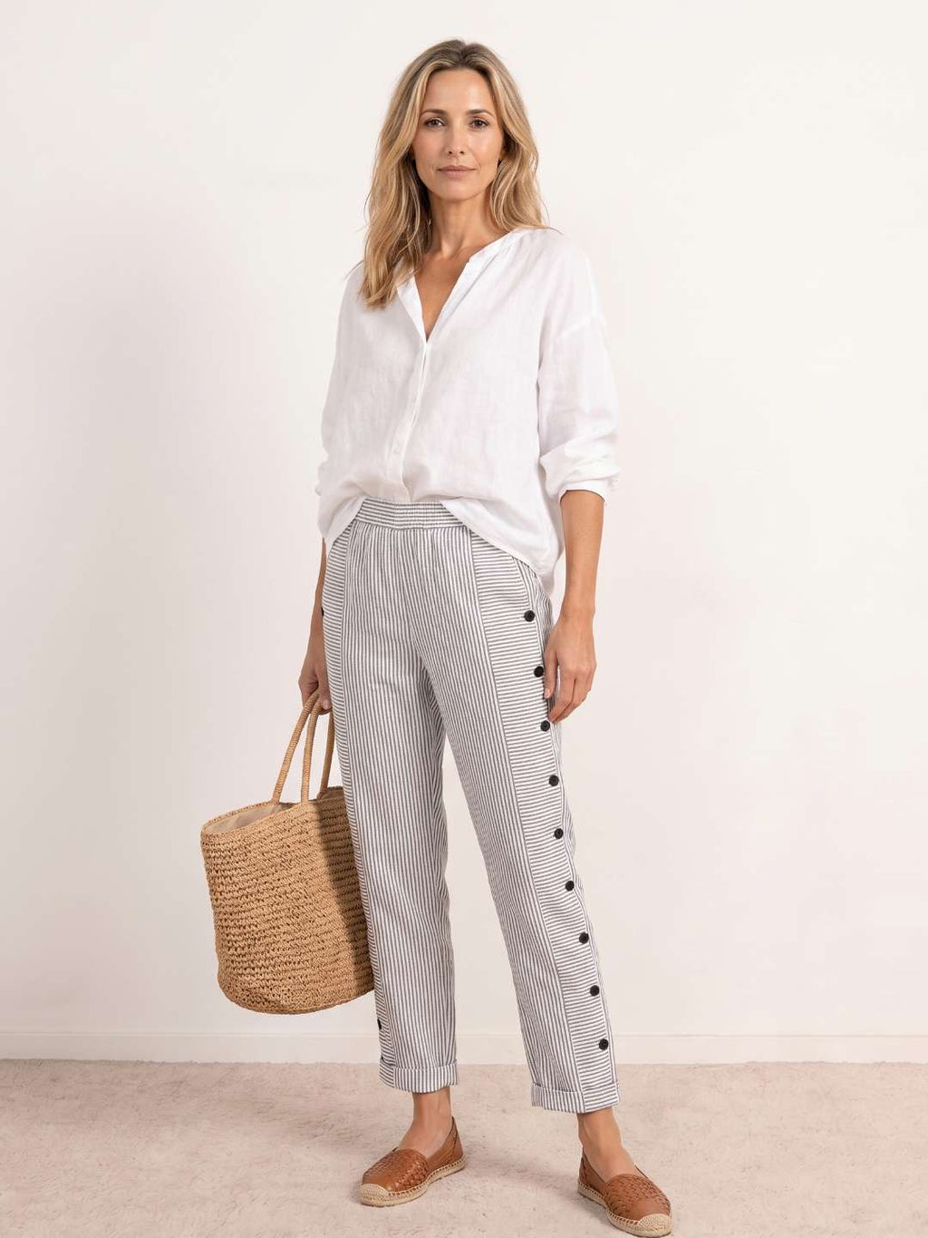 Pantalon droit à rayures avec boutons latéraux