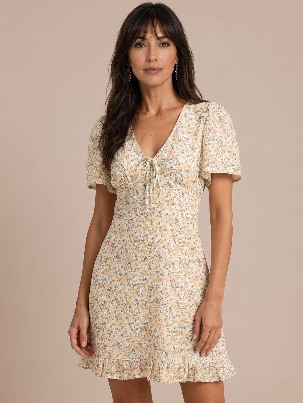 Robe courte florale à décolleté froncé