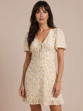 Robe courte florale à décolleté froncé