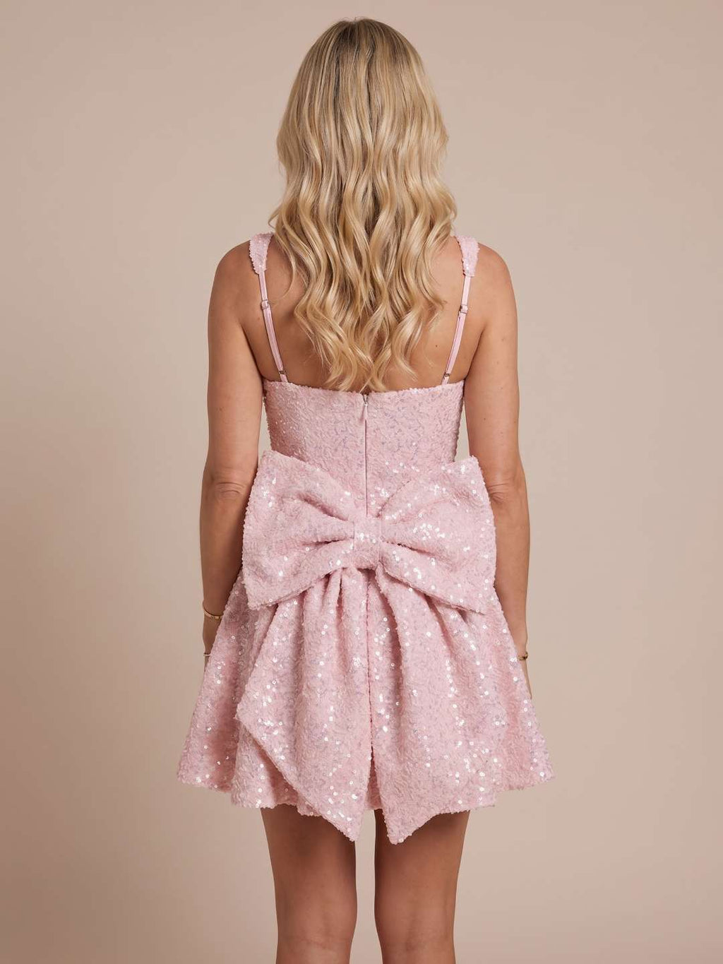 Robe courte brillante évasée