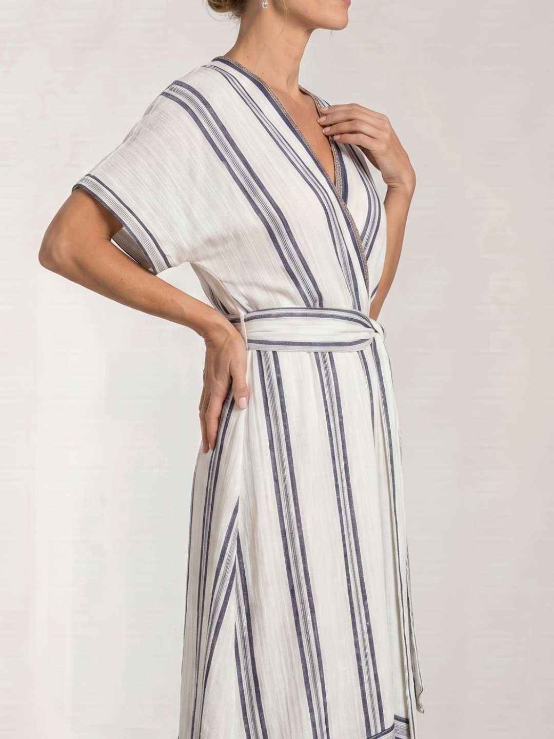 Robe midi portefeuille avec ceinture