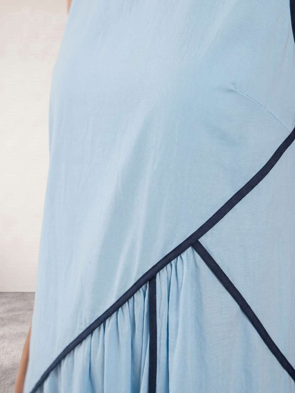 Robe longue fluide avec détail structuré