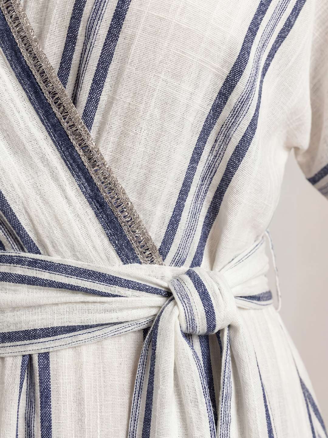 Robe midi portefeuille avec ceinture