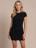 Robe courte ajustée avec drapé latéral