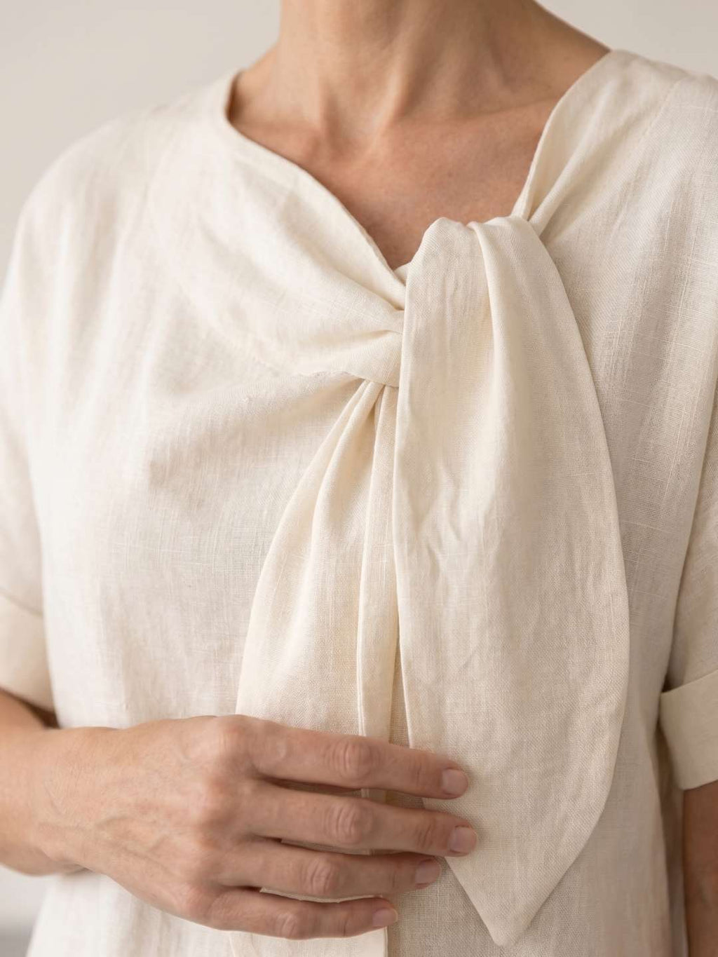 Robe midi fluide avec lien à nouer au cou