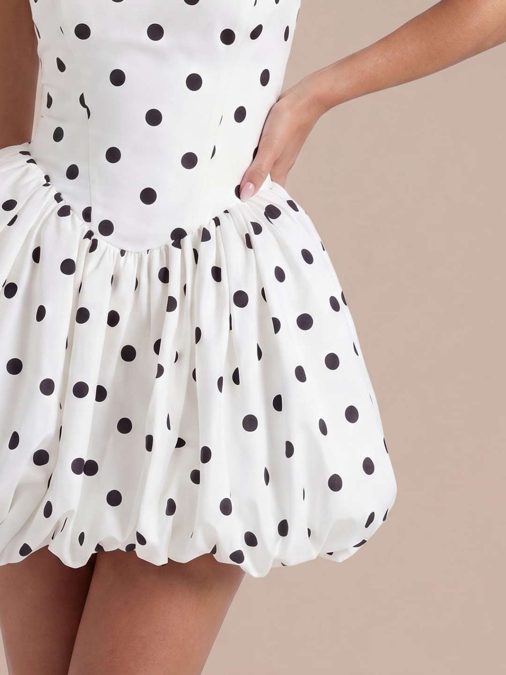 Robe courte à pois avec jupe volumineuse