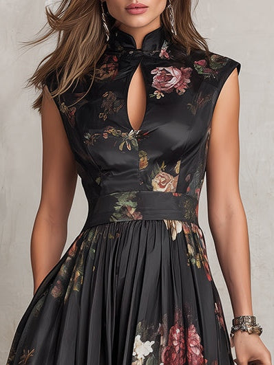 Robe midi noire en satin plissé avec décolleté goutte