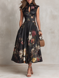 Robe midi noire en satin plissé avec décolleté goutte