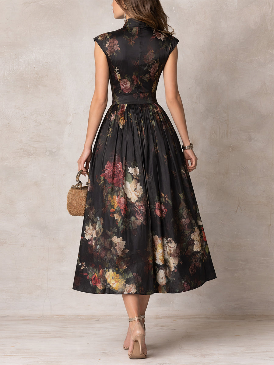 Robe midi noire en satin plissé avec décolleté goutte