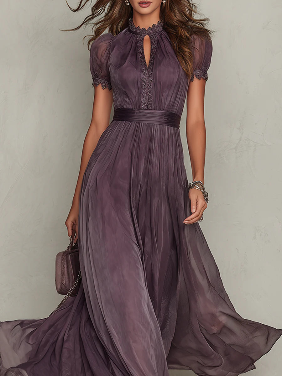 Robe longue violette en mousseline à col goutte et bordures en dentelle