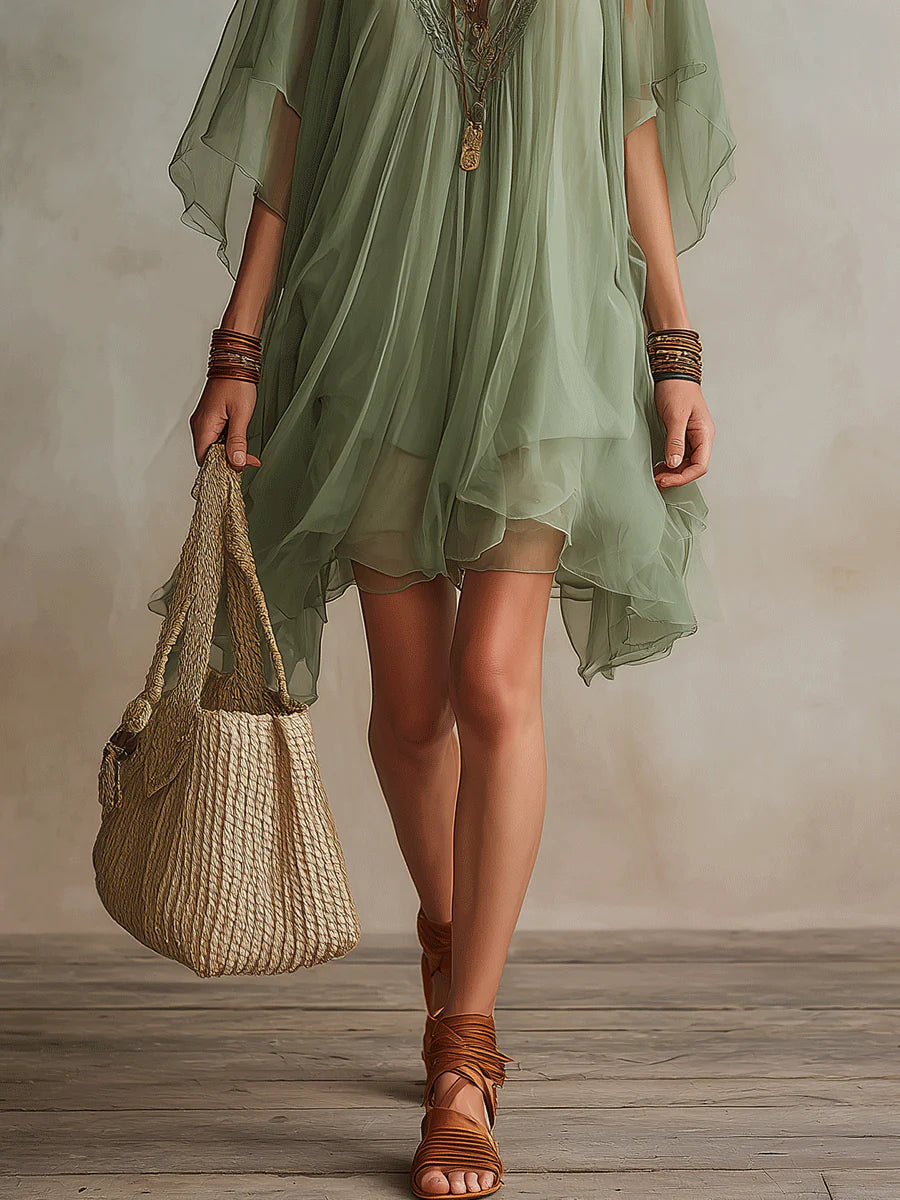 Mini-robe verte aérienne en mousseline avec décolleté en V