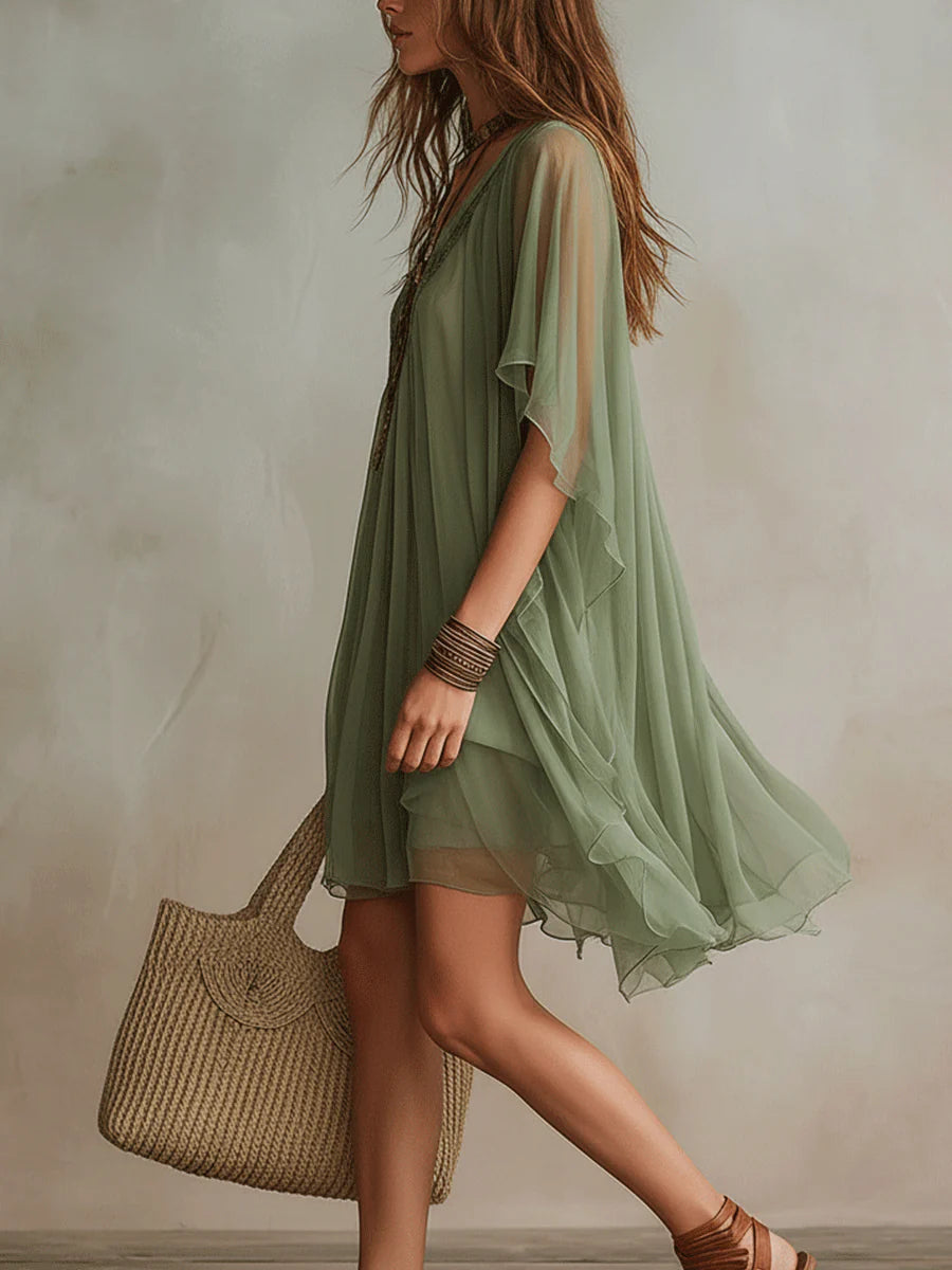 Mini-robe verte aérienne en mousseline avec décolleté en V