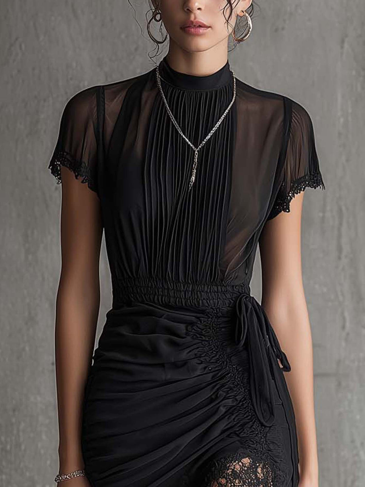 Mini Robe Noire en Mousseline avec Taille Plissée