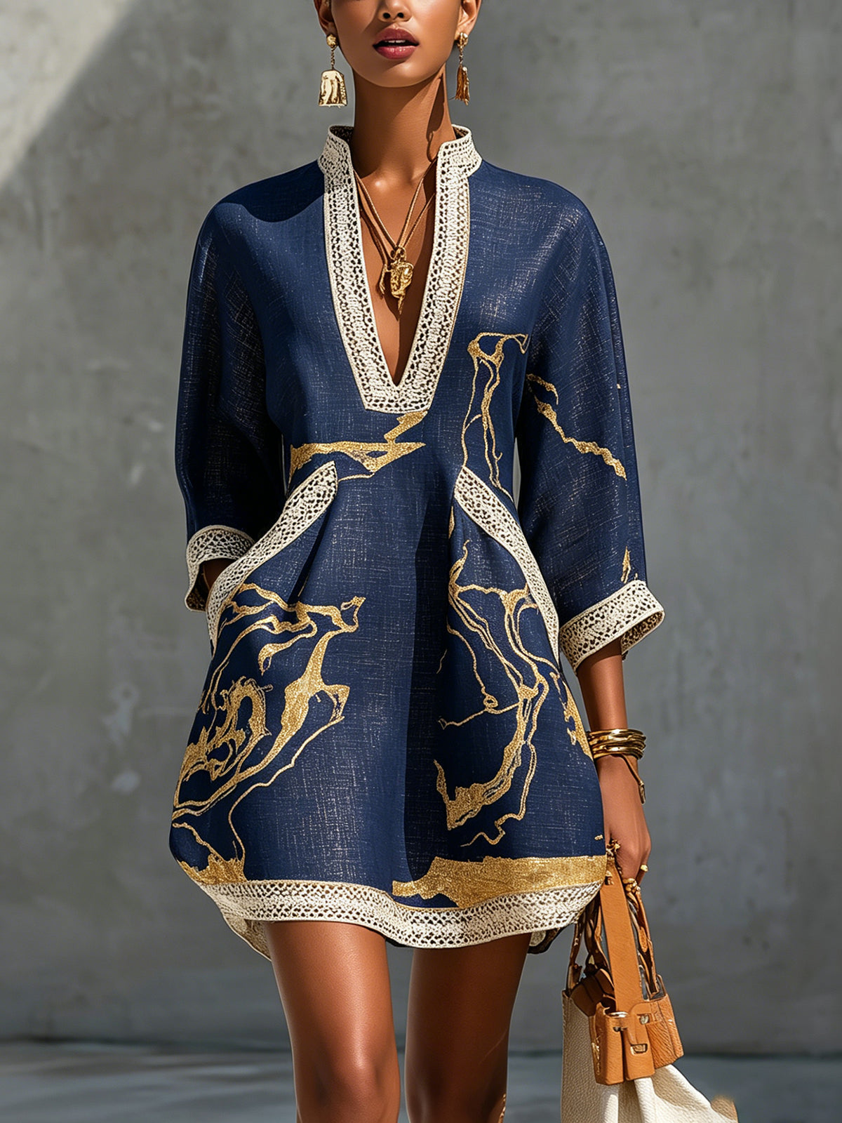 Donatella | Mini robe noire à imprimé marbre doré et dentelle crochet