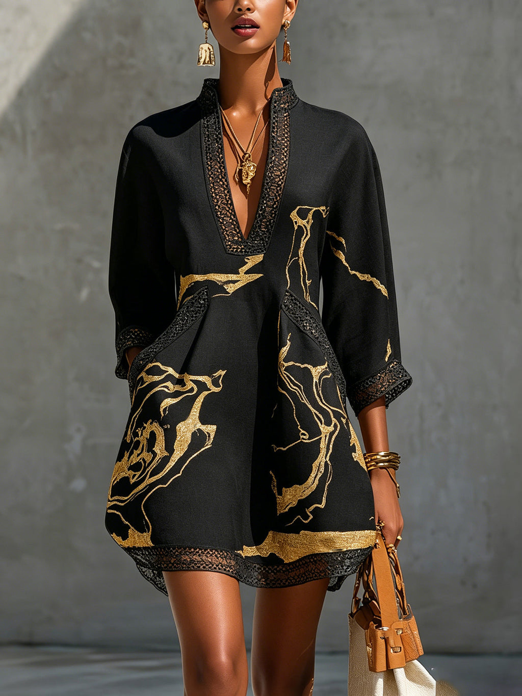 Donatella | Mini-robe noire à imprimé marbre doré et dentelle au crochet