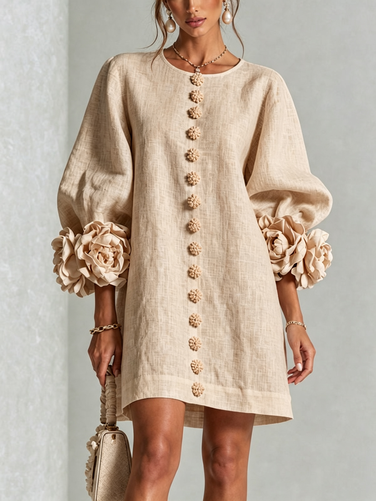 Mini Robe Blanche à Boutons Fleurs et Manches Florales Extravagantes