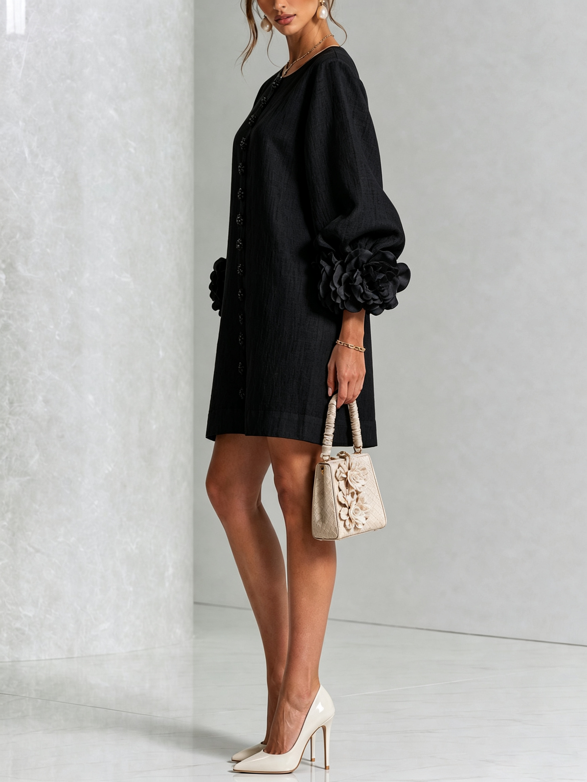 Mini robe blanche boutonnée à fleurs et poignets floraux sculptés