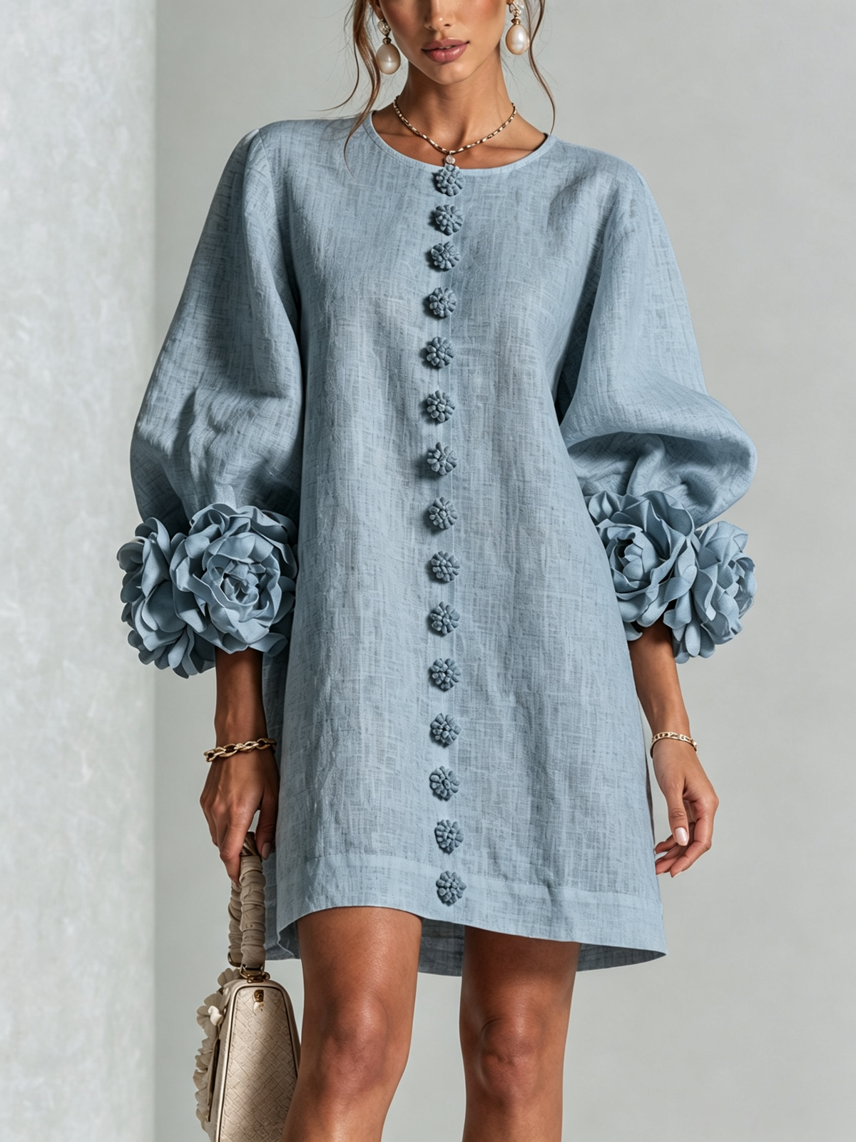 Mini robe blanche boutonnée à fleurs et poignets floraux sculptés