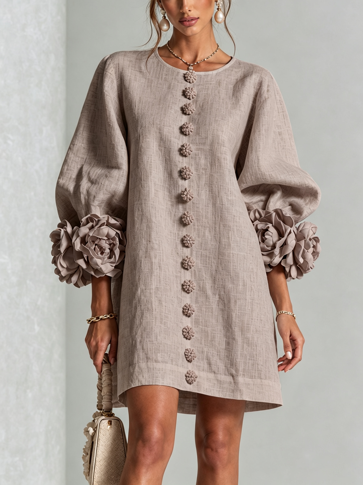 Mini robe blanche boutonnée à fleurs et poignets floraux sculptés