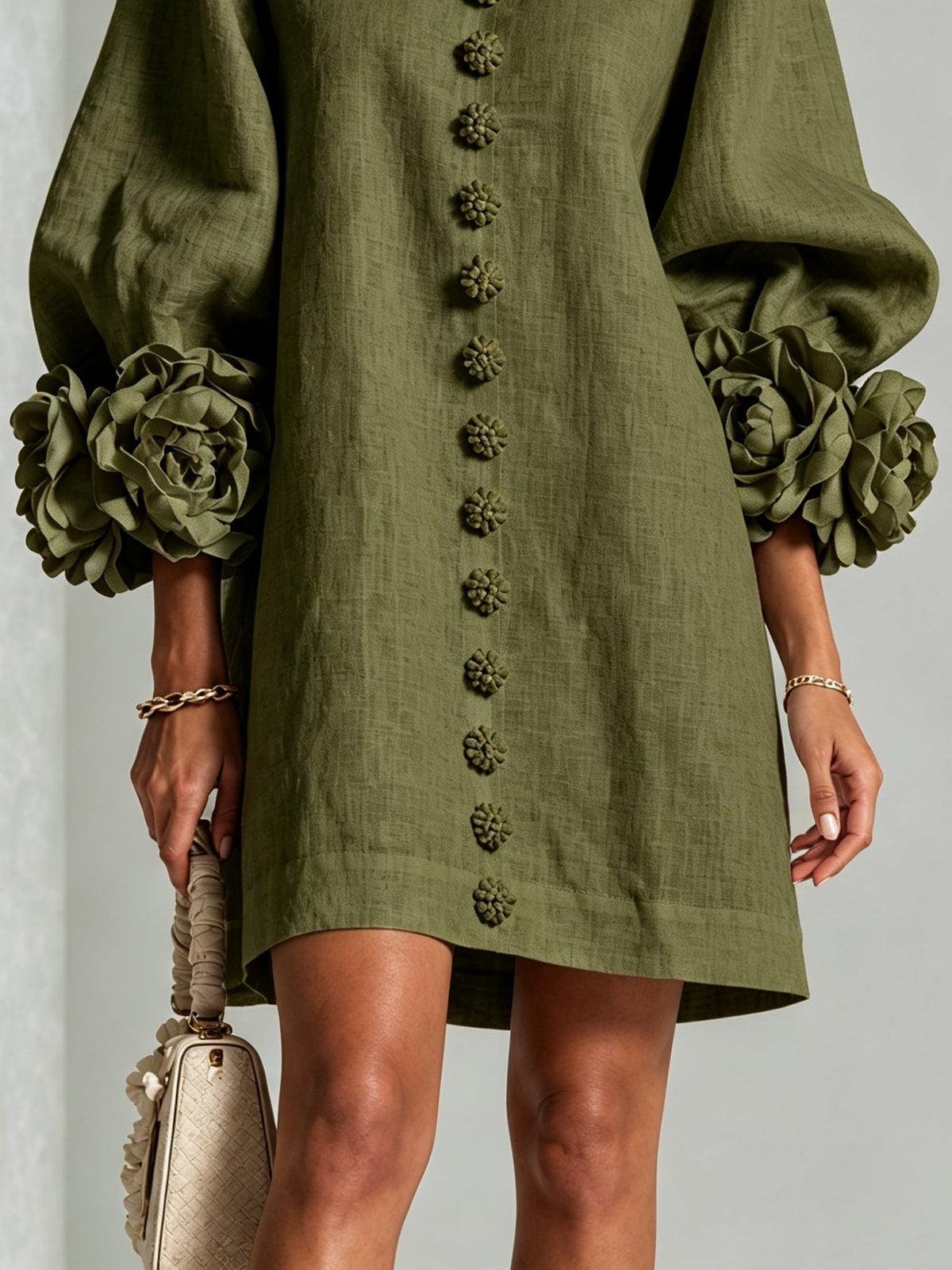 Mini-robe chemise florale vert olive avec poignets floraux extravagants
