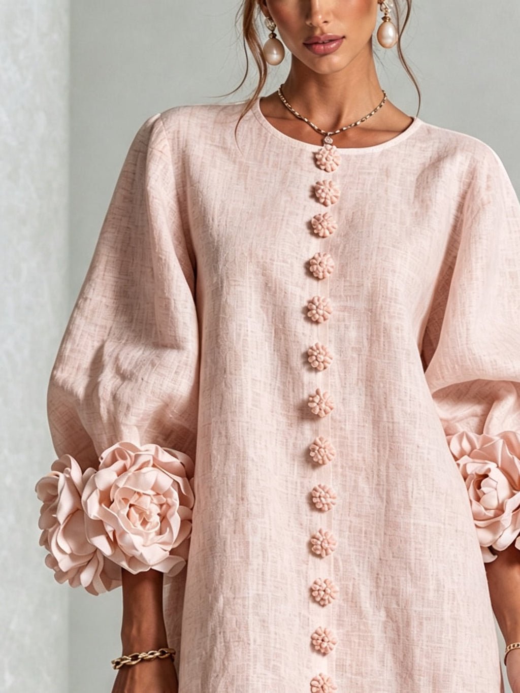 Mini-robe florale rose à boutons avec manches florales surprenantes